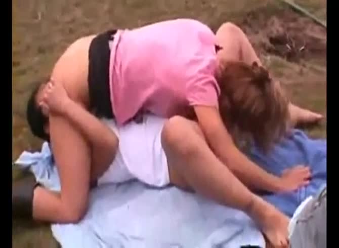 Video :Two horny sluts sharing a big horse dick